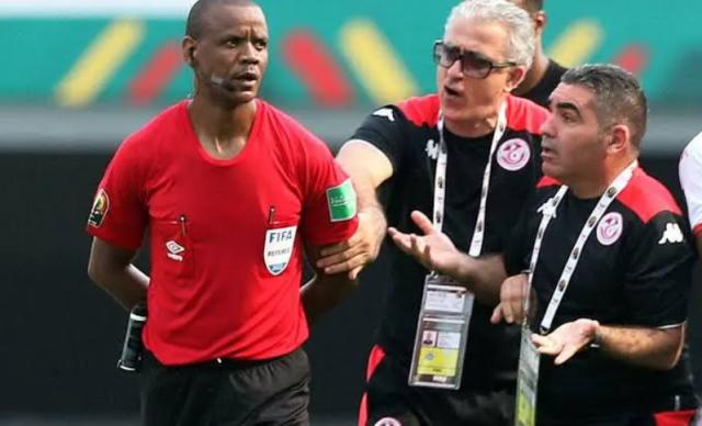 华体会官网-终场哨“双响”非洲杯奇闻是因为裁判被热晕了？