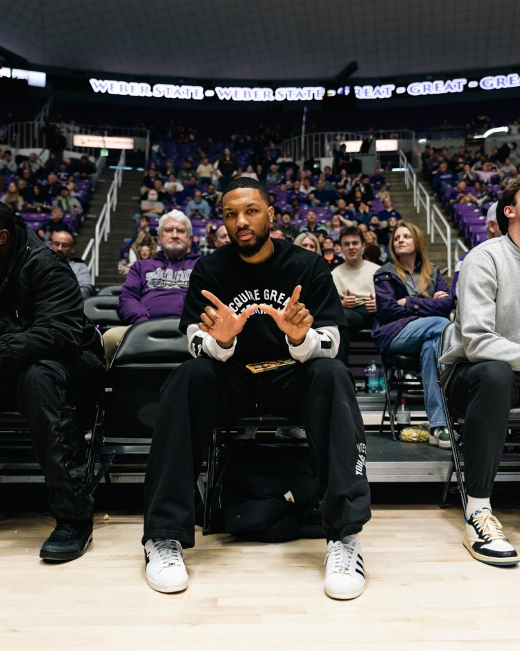 利经理来视察了！利拉德回母校韦伯州立大学看球！